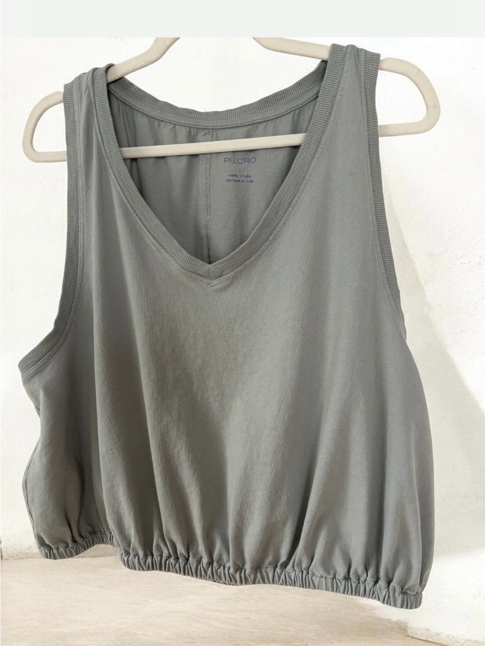Pilcro Gray Sleeveless V‑Neck Cropped Tank